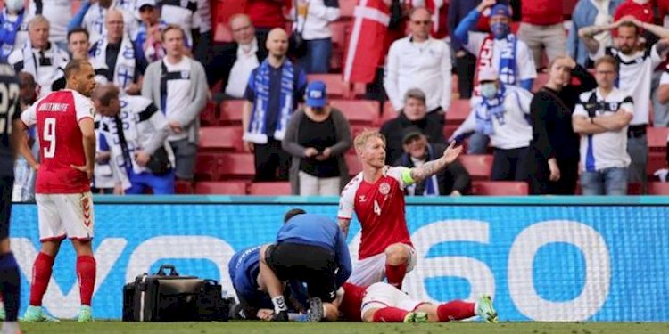 Kapten Timnas Denmark, Simon Kjaer saat meminta tim medis masuk lapangan/Net