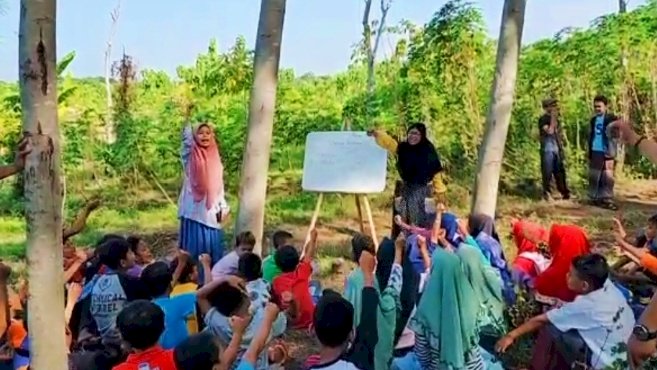 Proses belajar mengajar Pemuda Tebaria di Ladang Milik Warga Desa. /RMOLJatim