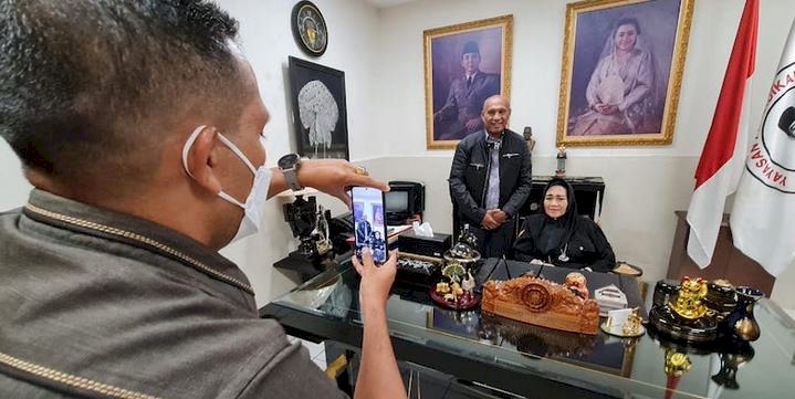Walikota Jayapura yang juga Ketua Umum Persipura, Benhur Tomi Mano, bersama pendiri Yayasan Pendidikan Soekarno (YPS) Rachmawati Soekarnoputri/RMOL 