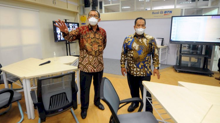 Direktur Utama Bank BTN Haru Koesmahargyo (kiri)  berbincang dengan Rektor Universitas Negeri Semarang Fathur Rochman./Ist