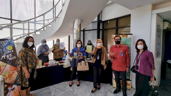 UMKM binaan Kecamatan Genteng berkolaborasi dengan Bank Mandiri dengan menggelar pameran/RMOLJatim