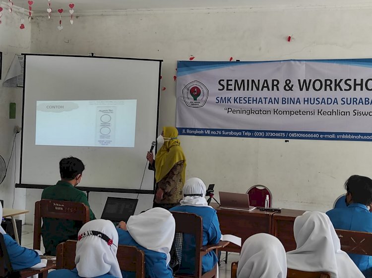 Pengabdian masyarakat di SMK Kesehatan Bina Husada Surabaya/Ist