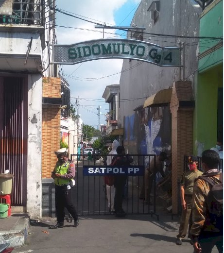 Anggota tim satgas covid-19 kota Mojokerto melakukan penjagaan akses warga Sidomulyo /RMOLJatim