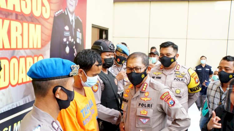 Kapolresta Sidoarjo Kombes Pol Sumardji saat menginterogasi pelaku pencabulan/RMOLJatim