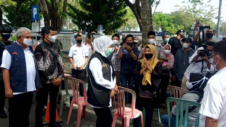 Gubernur Jatim Khofifah Indar Parawansa saat monitoring pelaksanaan vaksinasi skala besar/RMOLJatim