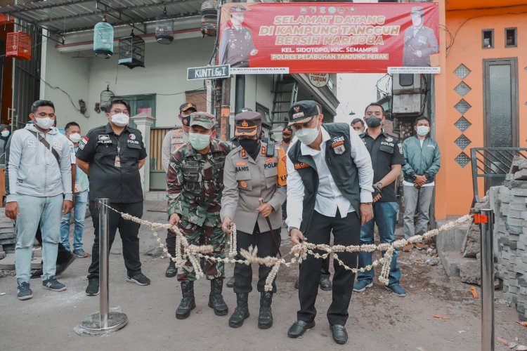 Wali Kota Eri bersama Kapolres Pelabuhan Tanjung Perak meresmikan Kampung Tangguh Bersih Narkoba/RMOLJatim