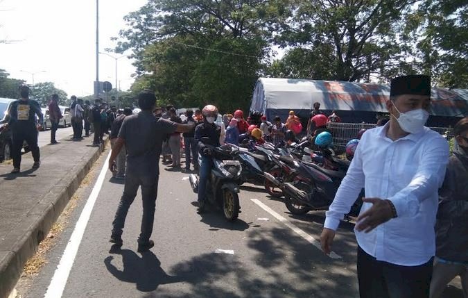 Wali Kota Eri saat melakukan penyekatan di jembatan Suramadu sisi timur/RMOLJatim