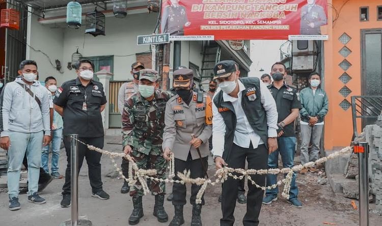 AKBP Ganis bersama Eri Cahyadi dan Danramil Semampir meresmikan Kampung Tangguh Bersih Narkoba, di Jalan Kunti 1 RW 08, Kelurahan Sidotopo, Kecamatan Semampir Surabaya/RMOLJatim