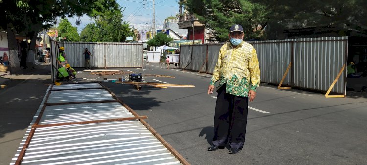 Kepala Dinas Perhubungan Tulus Priatmadji memantau pemasangan pagar pembatas areal yang akan dibangun/RMOLJatim