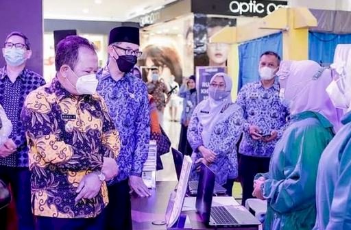 Bupati Jember, Hendy Siswanto dan wakil bupati Jember, Gus Firjaun usai melaunching Gerai vaksinasi Covid19 di Lippo Mall Plaza Jember/Ist