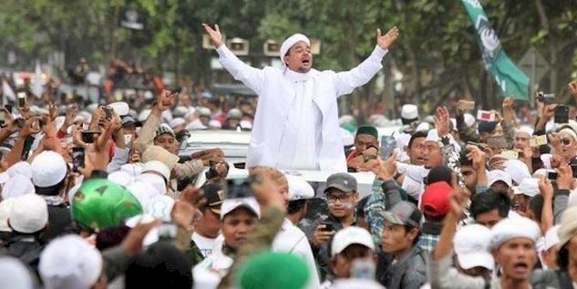 Pendakwah kondang Habib Rizieq Shihab bersama para pengikutnya/Net