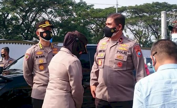 Kapolres Pelabuhan Tanjung Perak AKBP Ganis Setyaningrum saat menemui Wakapolda Jatim Brigjen Pol. Slamet Hadi Supraptoyo pasca kerusuhan/RMOLJatim