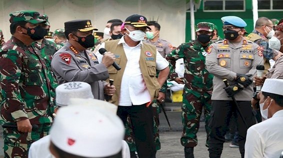 Panglima TNI Marsekal Hadi Tjahjanto bersama Kapolri Jenderal Listyo Sigit Prabowo dan Kepala BNPB Letjen Ganip Warsito meninjau proses vaksinasi di Bangkalan, Madura/Ist
