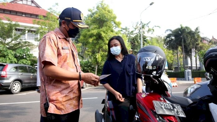 Irvan Wahyudrajat saat mensosialisasi pembayaran retribusi parkir dengan fitur Qris di Parkir Meter Tepi Jalan Umum/RMOLJatim