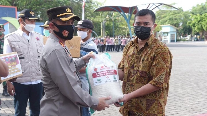 Ketua Yayasan Budha Tzu Chi Surabaya, Irwan Kontoh memberangkatkan secara simbolis bantuan sosial berupa 30.000 ton beras dan 3.000 masker.