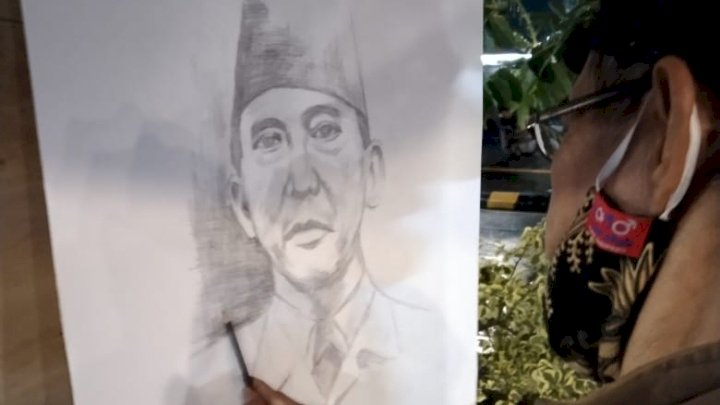 Aksi seniman di kota Madiun melukis sketsa Presiden Pertama Republik Indonesia, Ir. Soekarno