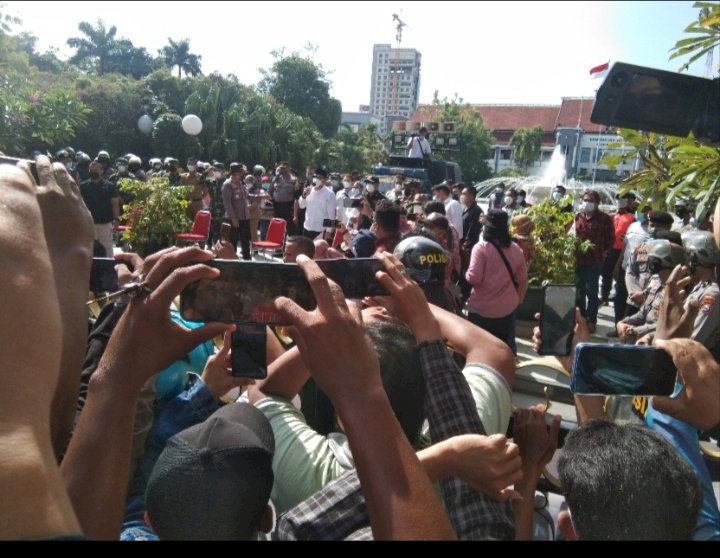 Wali Kota Surabaya Eri Cahyadi temui pendemo/RMOLJatim