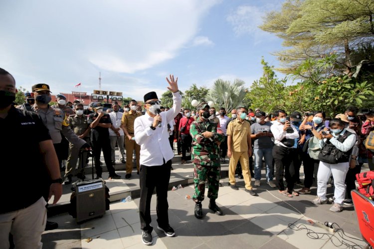 Wali Kota Eri Cahyadi saat menemui massa demonstrasi/RMOLJatim