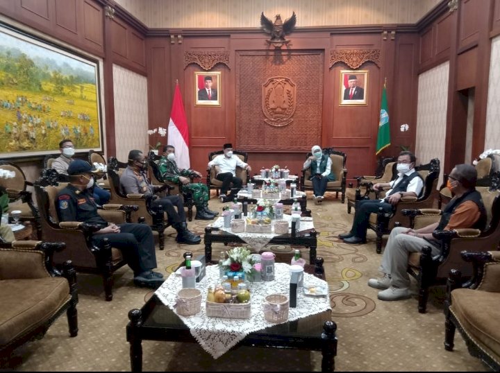 Wali Kota Eri saat bertemu Gubernur Jawa Timur Khofifah Indar Parawansa di Gedung Negara Grahadi./Ist