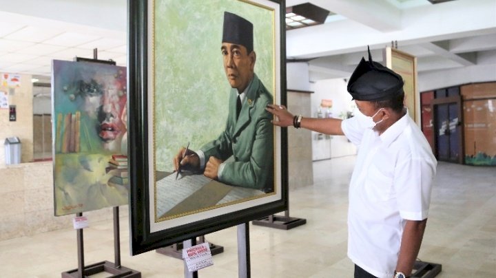 Armuji  saat melihat lukisan Bung Karno/ist