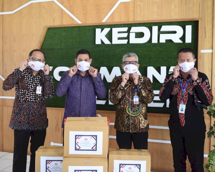 Wali Kota Kediri, Abdullah Abu Bakar bersama SBMPD Jatim saat penyerahan masker./Ist