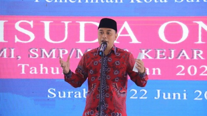Wali Kota Eri saat membuka acara wisuda online serentak se-Kota Surabaya bagi jenjang SD/MI, SMP/Mts, Kejar Paket A dan Paket B tahun ajaran 2020/2021/RMOLJatim