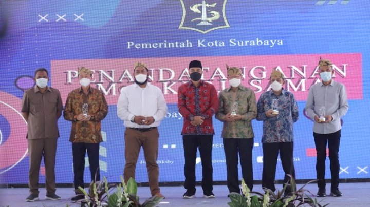 Wali Kota Eri bersama para pengusaha yang memberi beasiswa pendidikan untuk anak MBR di Surabaya/RMOLJatim