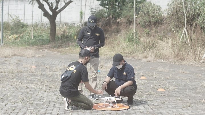 Seorang peserta mengikuti pelatihan drone yang diadakan oleh Asosiasi Pilot Drone Indonesia di Jatim