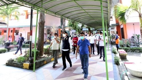 Wali Kota Eri saat menjenguk pasien Covid-19 di HAH/RMOLJatim