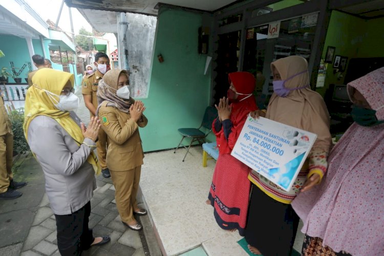  Wali Kota Mojokerto Ika Puspitasari (ning Ita) memberikan jaminan BPJS ketenagakerjaan kepada tenaga keagamaan /ist