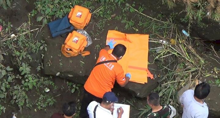  Petugas Inafis Polres bersama TNI melakukan proses evakuasi jasad bayi/RMOLJatim