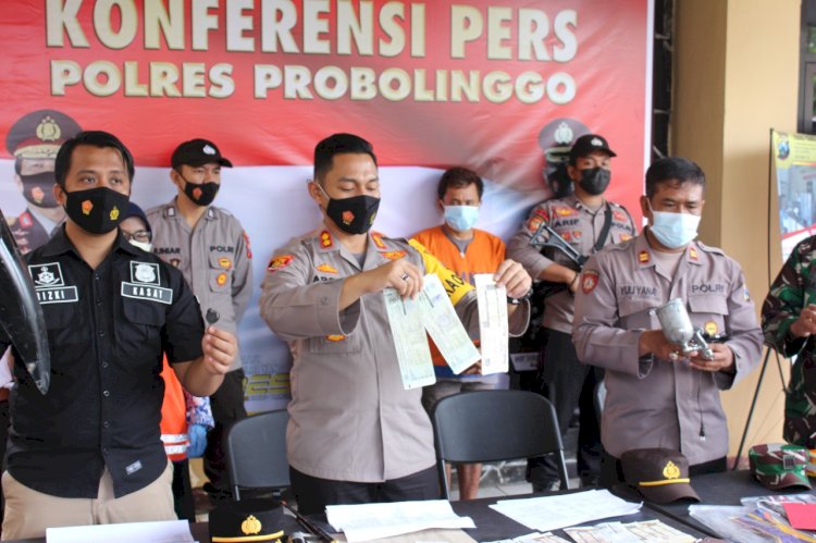 Kapolres Probolinggo AKBP Teuku Arsya Kadhafi saat menunjukkan barang bukti. /RMOLJatim