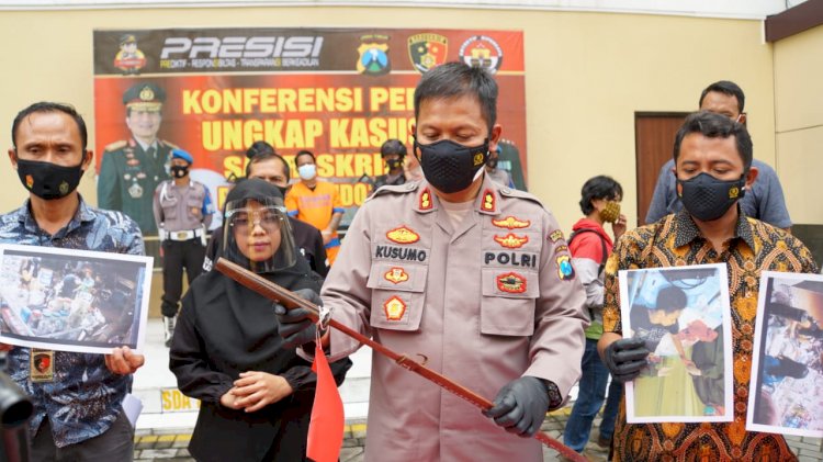 Kapolresta Sidoarjo tunjukkan pedang yang digunakan pelaku/RMOLJatim