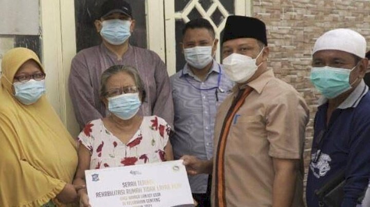 Suharto Wardoyo menyerahkan bantuan program Rutilahu/ist