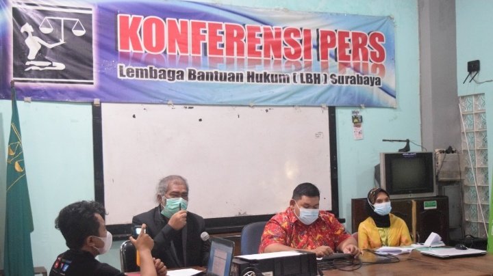 Ketua Komnas Perlindungan Anak, Arist Merdeka Sirait saat jumpa persndi kantor LBH Surabaya/RMOLJatim