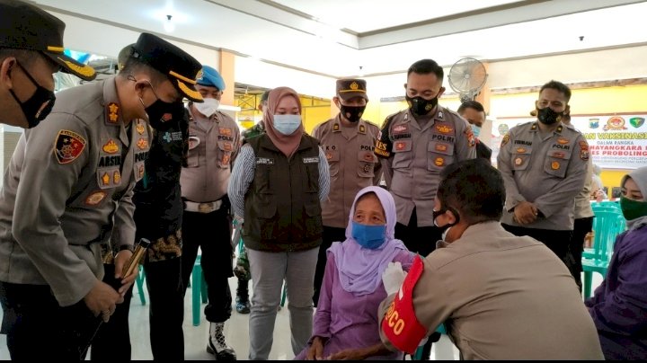 Kapolres Probolinggo AKBP Teuku Arsya Kadhafi, memantau jalannya Vaksinasi di Kelurahan Kraksaan Wetan. /RMOLJatim