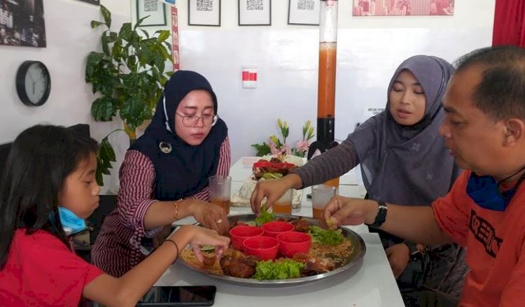 Amelia bersama kerabat saat menyantap masakan Timur Tengah khas Kota Probolinggo/RMOLJatim