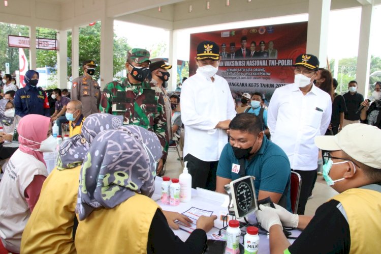 Bupati dan Wakil Bupati Lamongan saat memantau pemberian vaksin gratis ke warga/Ist
