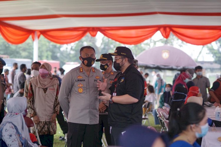 Bupati dan Kapolres Kediri saat melihat vaksinasi massal/RMOLJatim