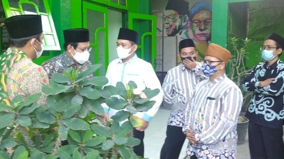 Mendes PDTT, Abdul Halim Iskandar, saat di Ponpes Assuniyah kencong Jember/ist
