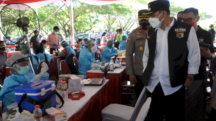 Wali Kota Eri saat meninjau vaksinasi massal di Kenpark/RMOLJatim