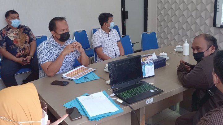 Jajaran dispendik Surabaya dan aparat hukum saat membahas PPDB/RMOLJatim