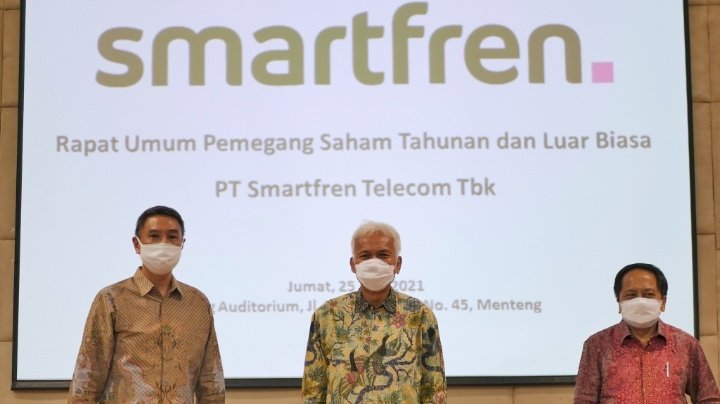 (ki-ka) Antony Susilo, Director Finance Smartfren; Reynold Manahan Batubara, Komisaris Smartfren; dan Merza Fachys, President Director Smartfren dalam RUPST & LB/Ist