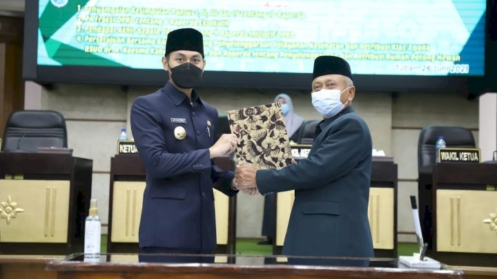 Penandatanganan Bupati dan Ketua Dprd Tuban di ruang  pari purna gedung Dewan Tuban/ist