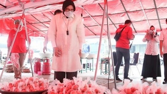 Mensos Risma bagikan dua telor ke masyarakat Jakarta di belakang Kantor Kemensos/Net