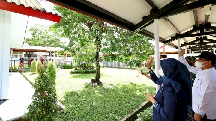 Bupati Ipuk mengunjungi Gedung Diklat ASN Licin bertemu dengan warga yang sedang menjalani isolasi/ist