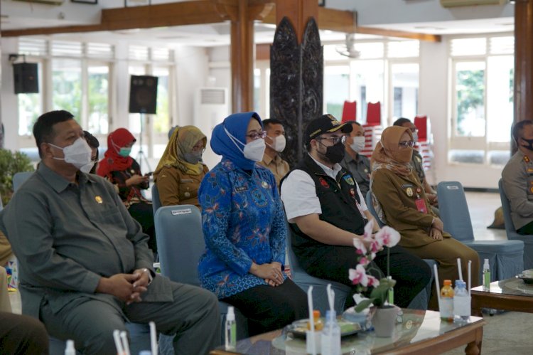 Bupati dan Wakil Bupati Kediri saat mengikuti peringatan Hari Anti Narkotika Internasional bersama Wapres Ma’ruf Amin yang digelar BNN Pusat secara virtual/RMOLJatim