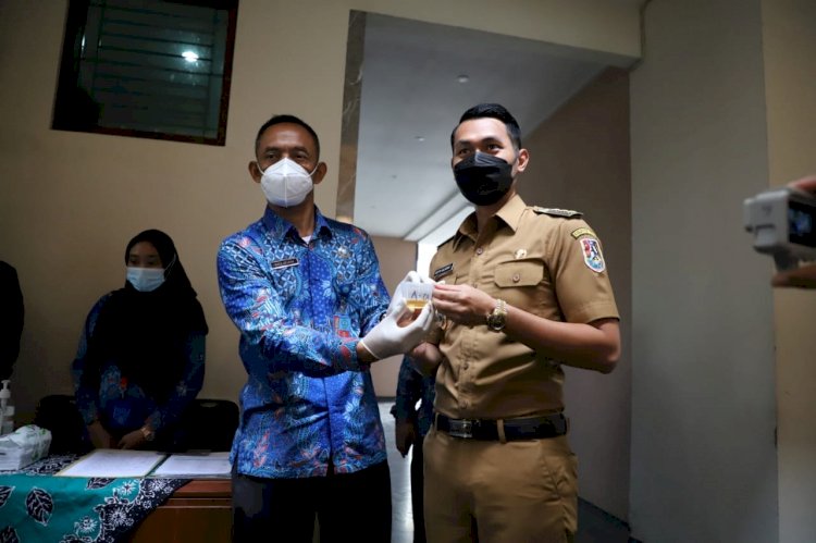 Bupati Tuban dan Kepala BNNK Tuban usai pengambilan sample urine/RMOLJatim