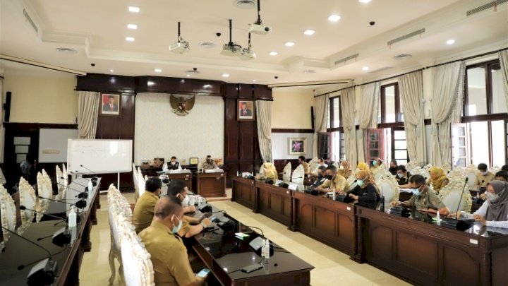 Wali Kota Eri Cahyadi bersama Kapolrestabes Surabaya, Kombes Pol Jhonny Edison Isir dan Kepala PD menggelar rapat terbatas/ist
