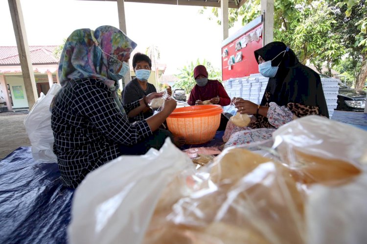 Suasana dapur umum untuk melayani warga Terdampak miicro lockdown